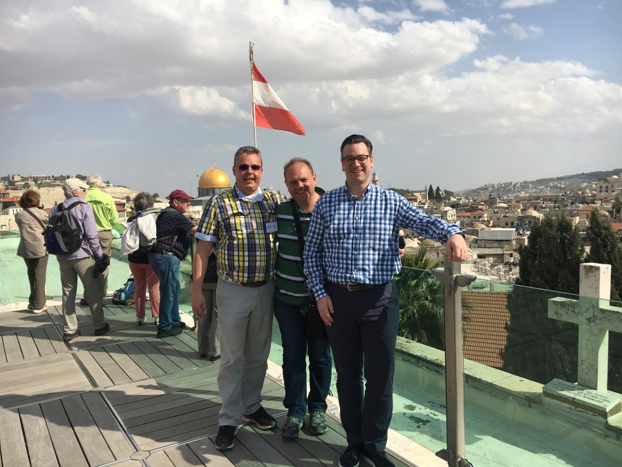 Martin mit Freunden auf der Terrasse des Österreichischen Hospiz in Jerusalem