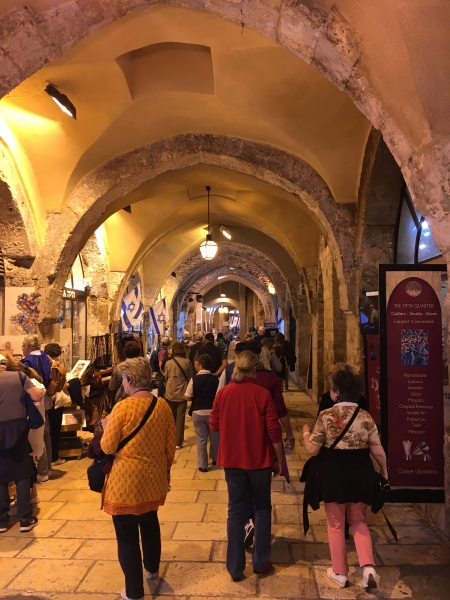 Alte Arkadengänge in der Altstadt von Jerusalem mit zahlreichen Geschäften