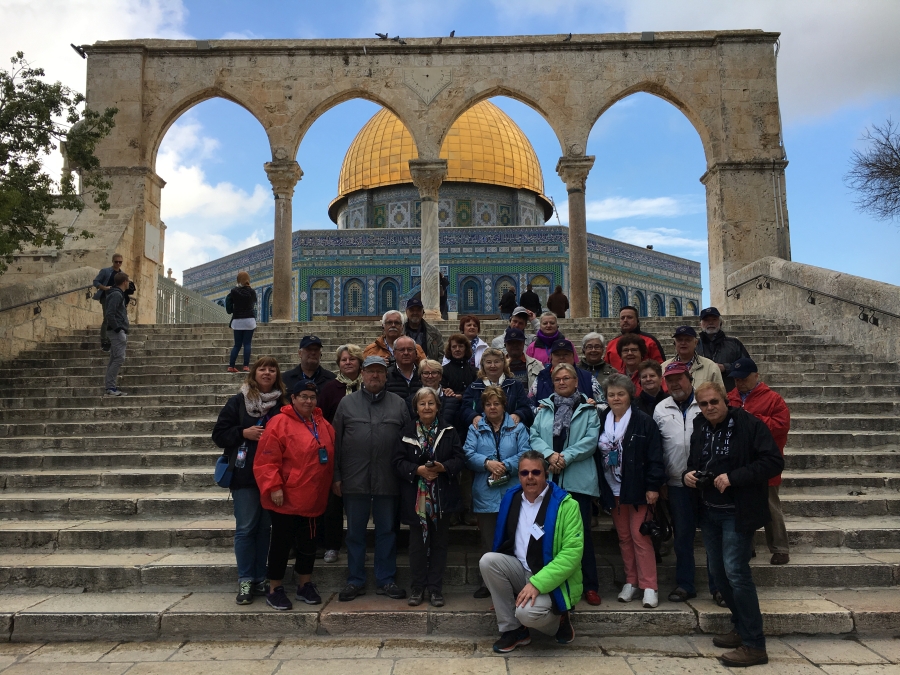 Martin mit seiner Reisegruppe vor dem Felsendom in Jerusalem