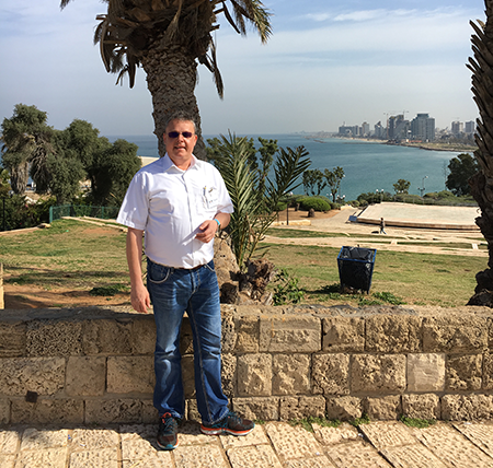 Foto Martin in einem Park - im Hintergrund das Meer und die Skyline von Tel Aviv