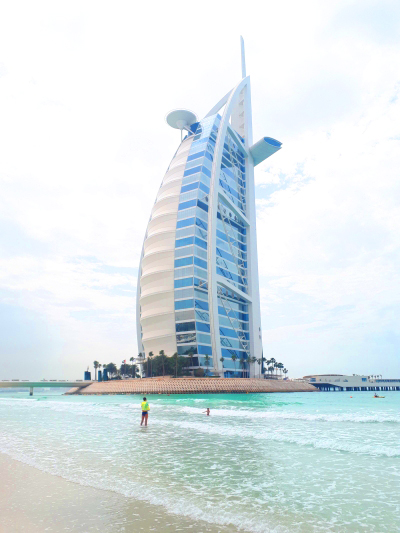 Das 6-Sterne-Hotel Burj-Al-Arab - dem ersten Wahrzeichen von Dubai vom Strand aus gesehen