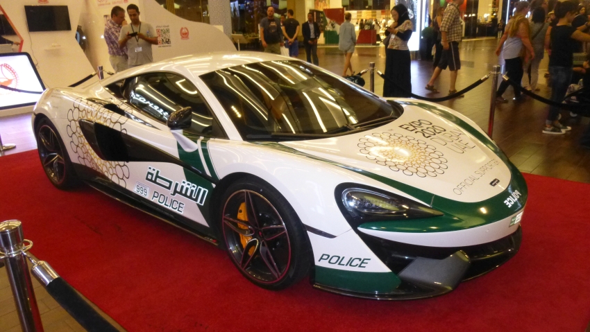 In Dubai ist alles anders: Polizeiauto von Aston Martin