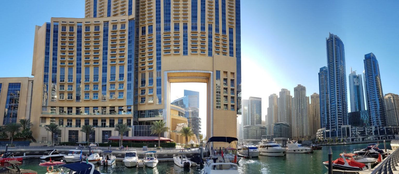 Hochhaus mit Durchblick auf andere Häuser in der neu erbauten Dubai Marina