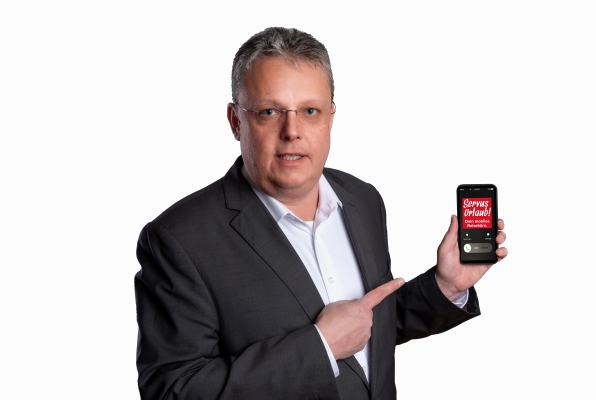 Martin Blechinger mit Handy in der Hand