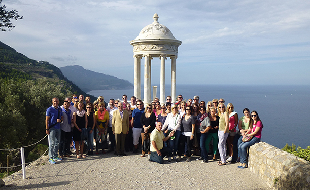 Gruppenfoto auf Mallorca vor dem Rundtempel Son Marroig, von dem aus auch Kaiserin Sissi mit Erzherzog Ludwig Salvator den Ausblick aufs Meer genossen hat.