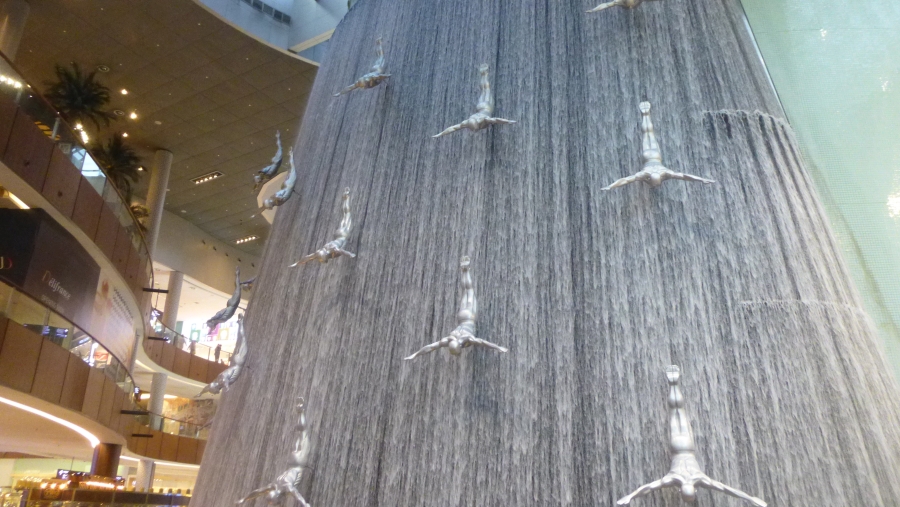 Der 22 m hohe Wasserfall in der Dubai Mall mit Figuren, die sich wie die Springer von Acapulco augenscheinlich hinabstürzen