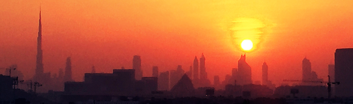 Silhouette von Dubai im orangeroten Licht des Sonnenunterganges