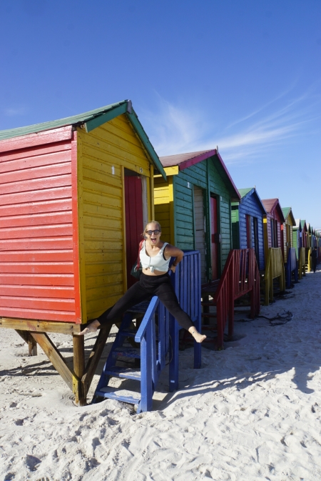 Jessi auf dem Geländer eines Strandhäuschens am Muizenberg Beach