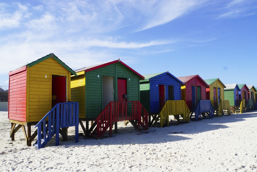 Bunte Strandhäuser am Muizenberg Beach in Südafrika