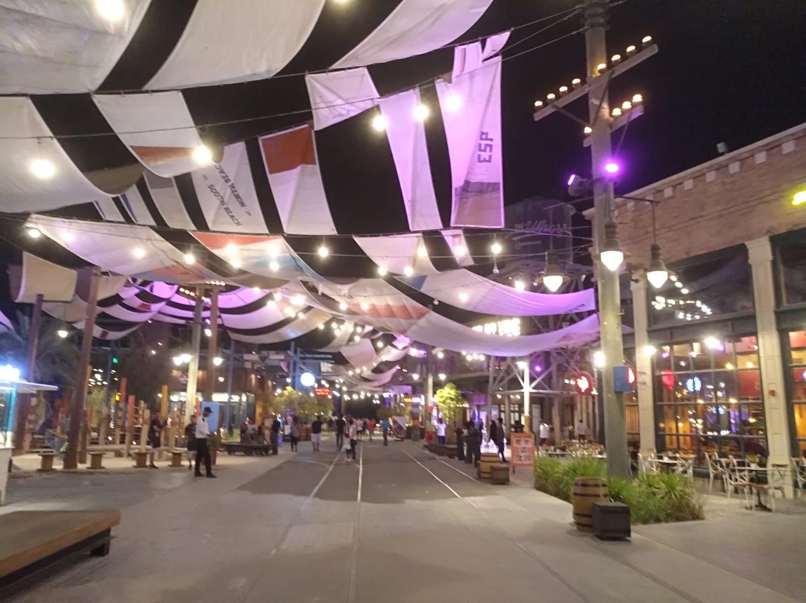 Promenade im neuen Stadtviertel La Mer in Dubai