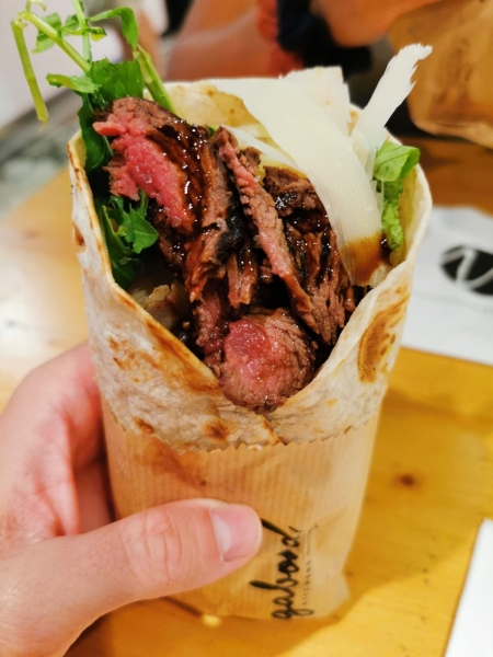 Köstlicher Wrap mit Rindfleisch, Parmesan und noch vielen anderen köstlichen Zutaten