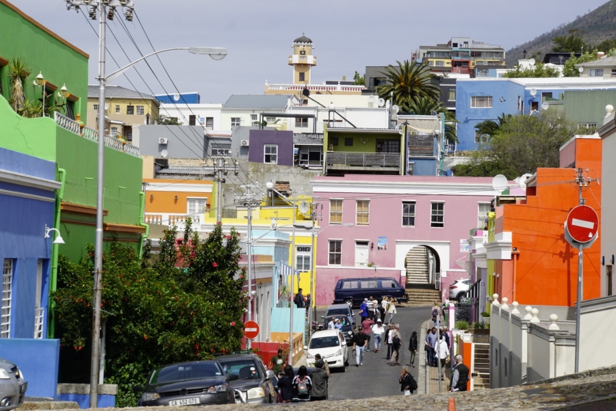 Straße mit bunten Häusern in Kapstadt, Südafrika