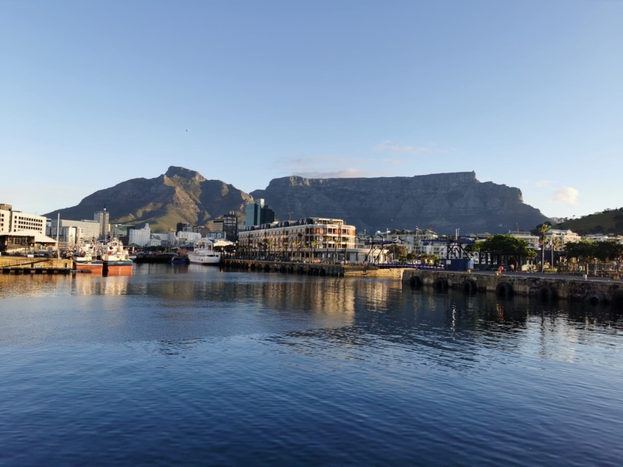 Blick auf die Waterfront in Kapstadt mit Tafelberg im Hintergrund