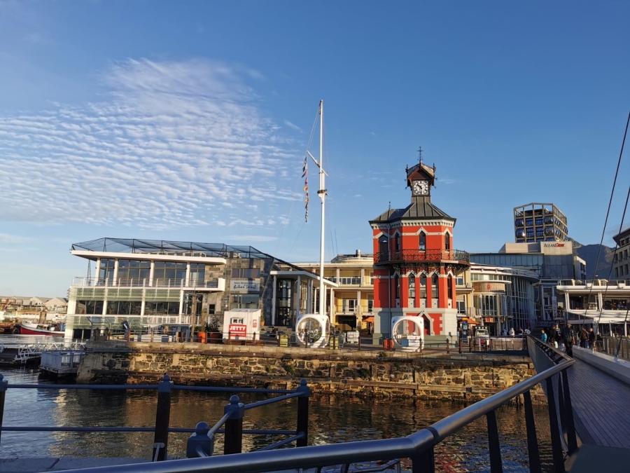 Der alte rote Glockenturm an der Waterfront