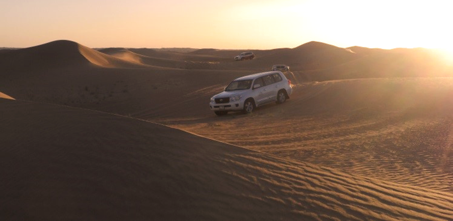Jeeps in der Wüste auf der Fahrt zu einem Camp
