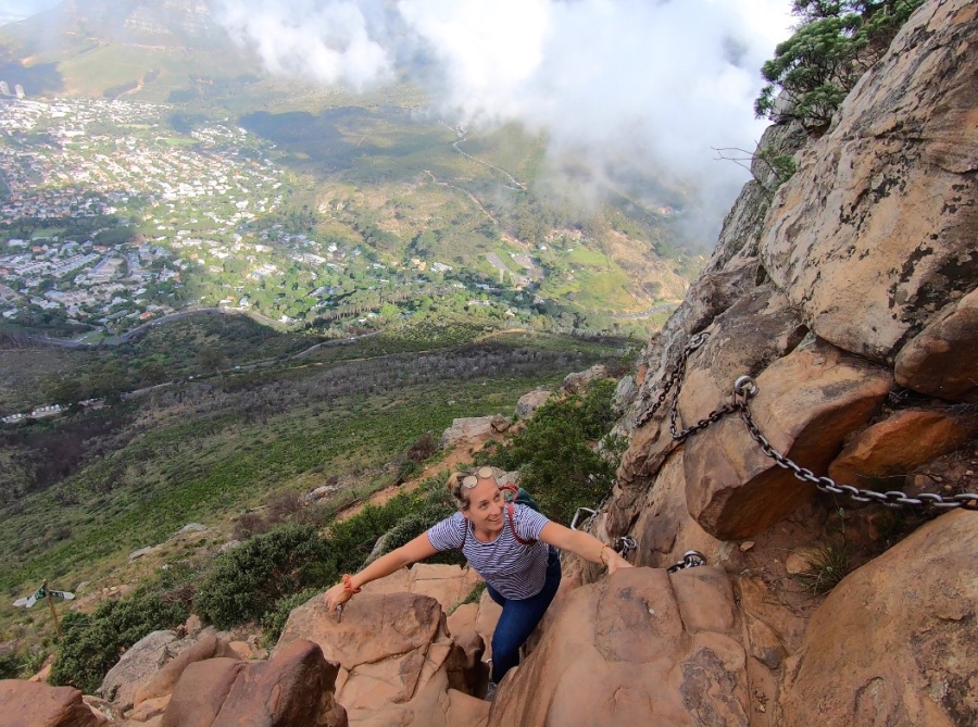 Jessi klettert über eine Felswand auf den Lions Head, Kapstadt