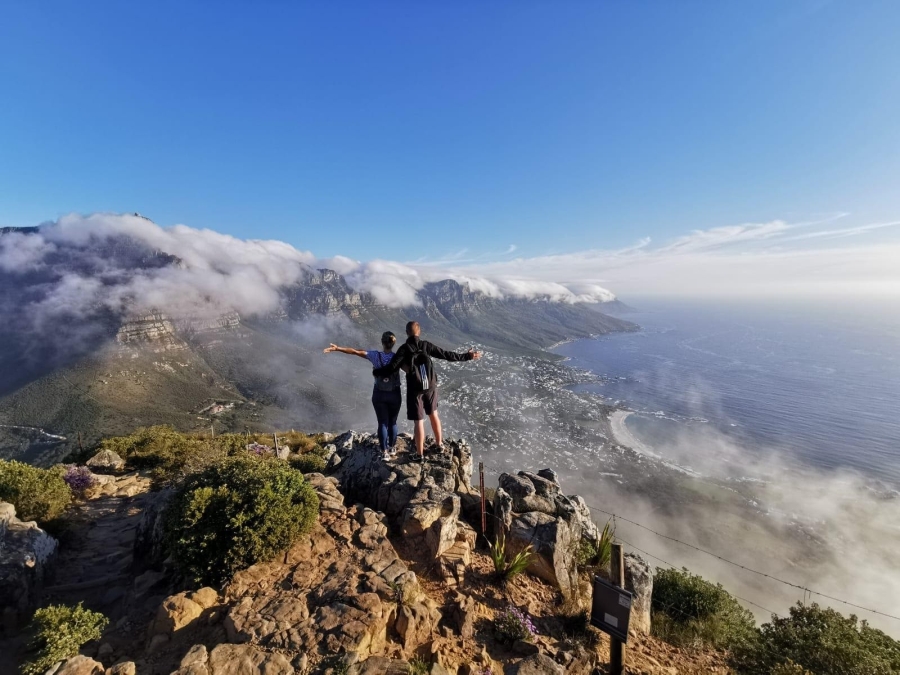 Der Weg ist das Ziel: Jessica und Siegfried am Lions Head angekommen, mit Blick auf den Tafelberg in Wolken gehüllt