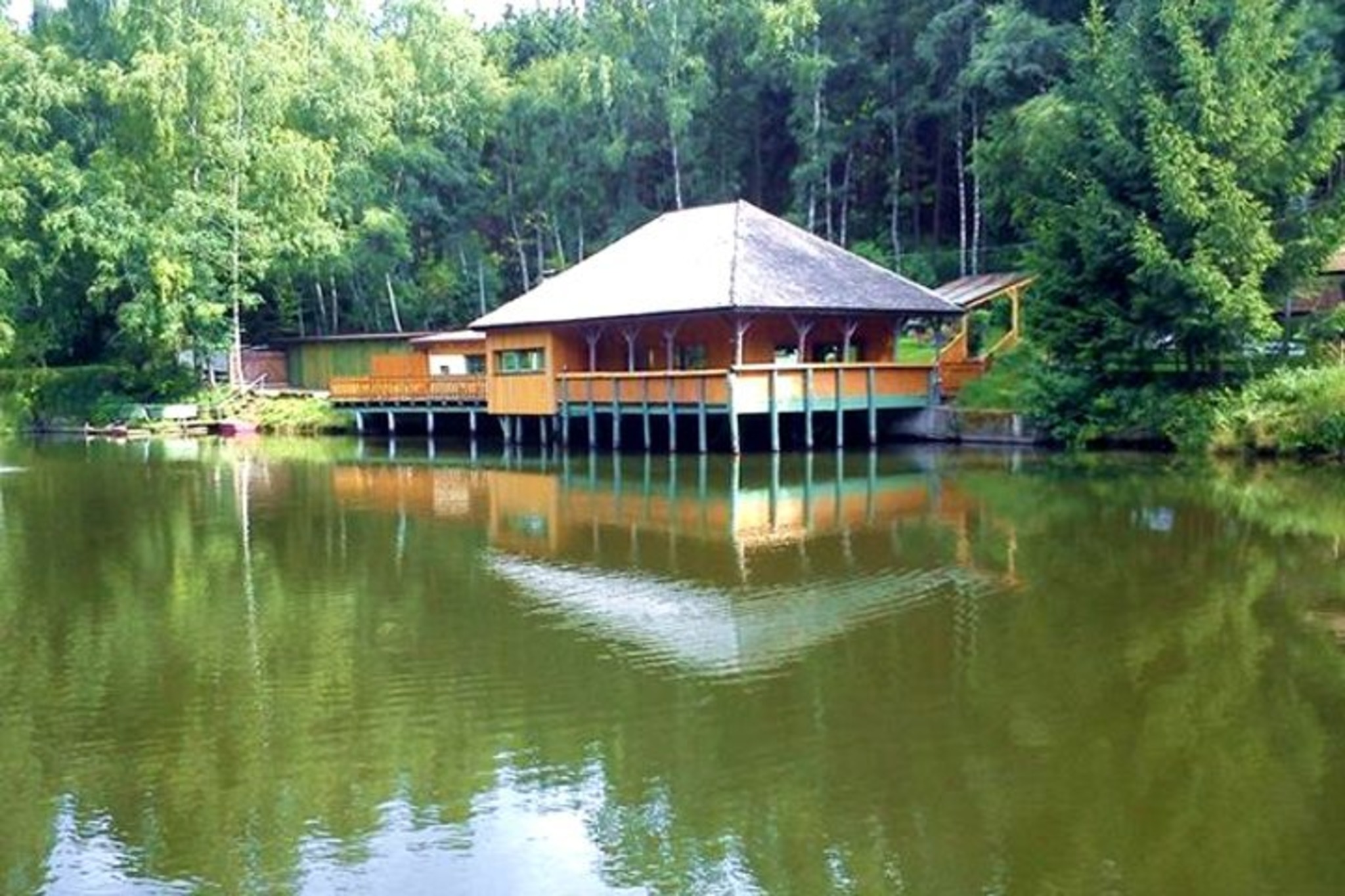 Restaurant mitten im Wald an einem Fischteich gelegen